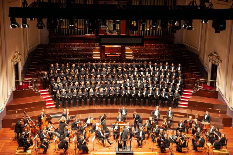 Un orchestre et une chorale majestueux se produisant dans un lieu historique.