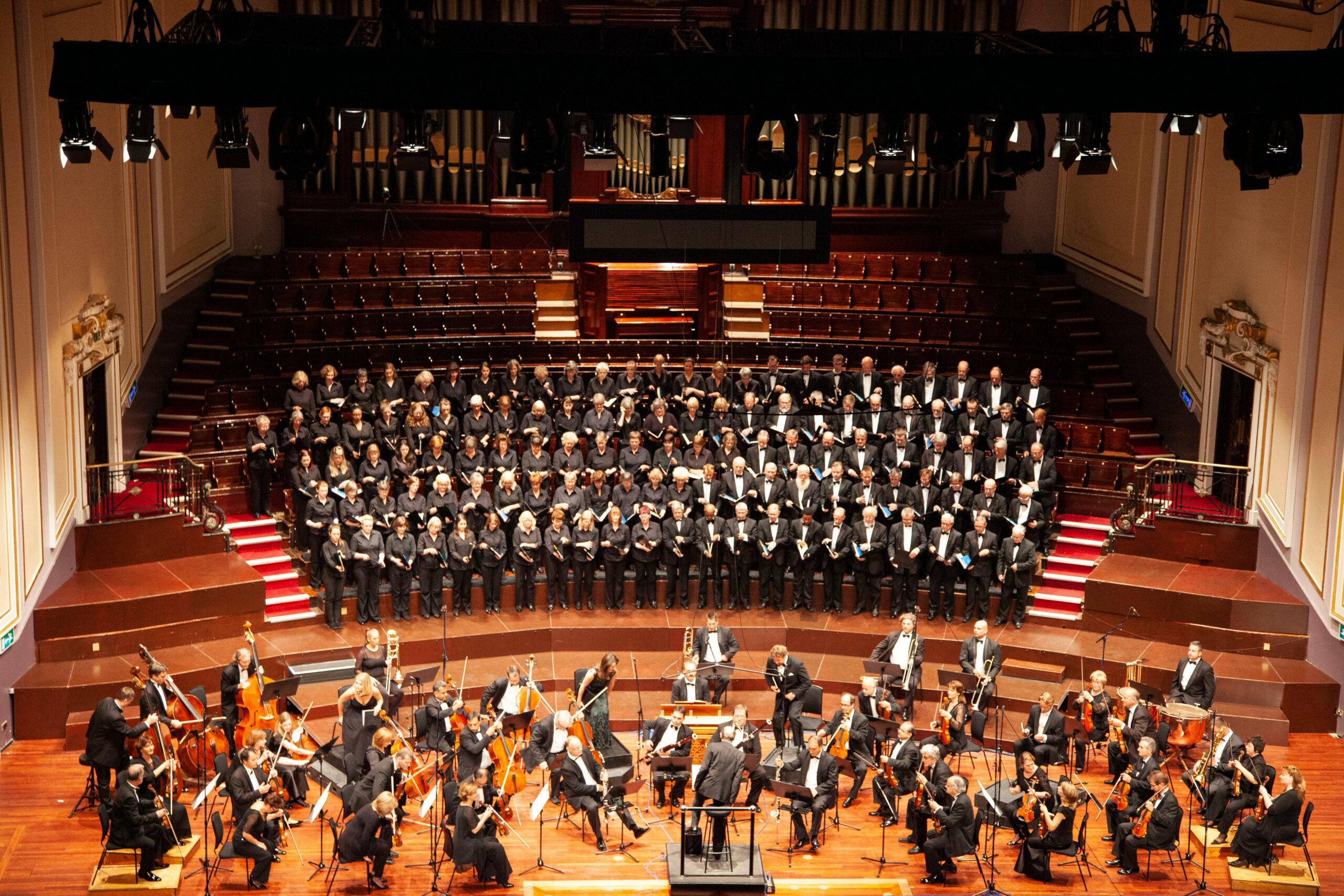 Un orchestre et une chorale majestueux se produisant dans un lieu historique.